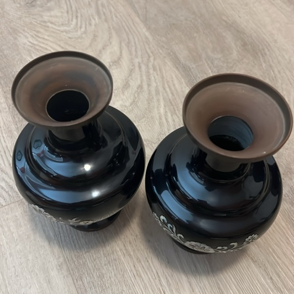 Pair of Vintage Black Lacquer Mother of Pearl Inlay Vases with Brass Detail - Picture 5 of 5